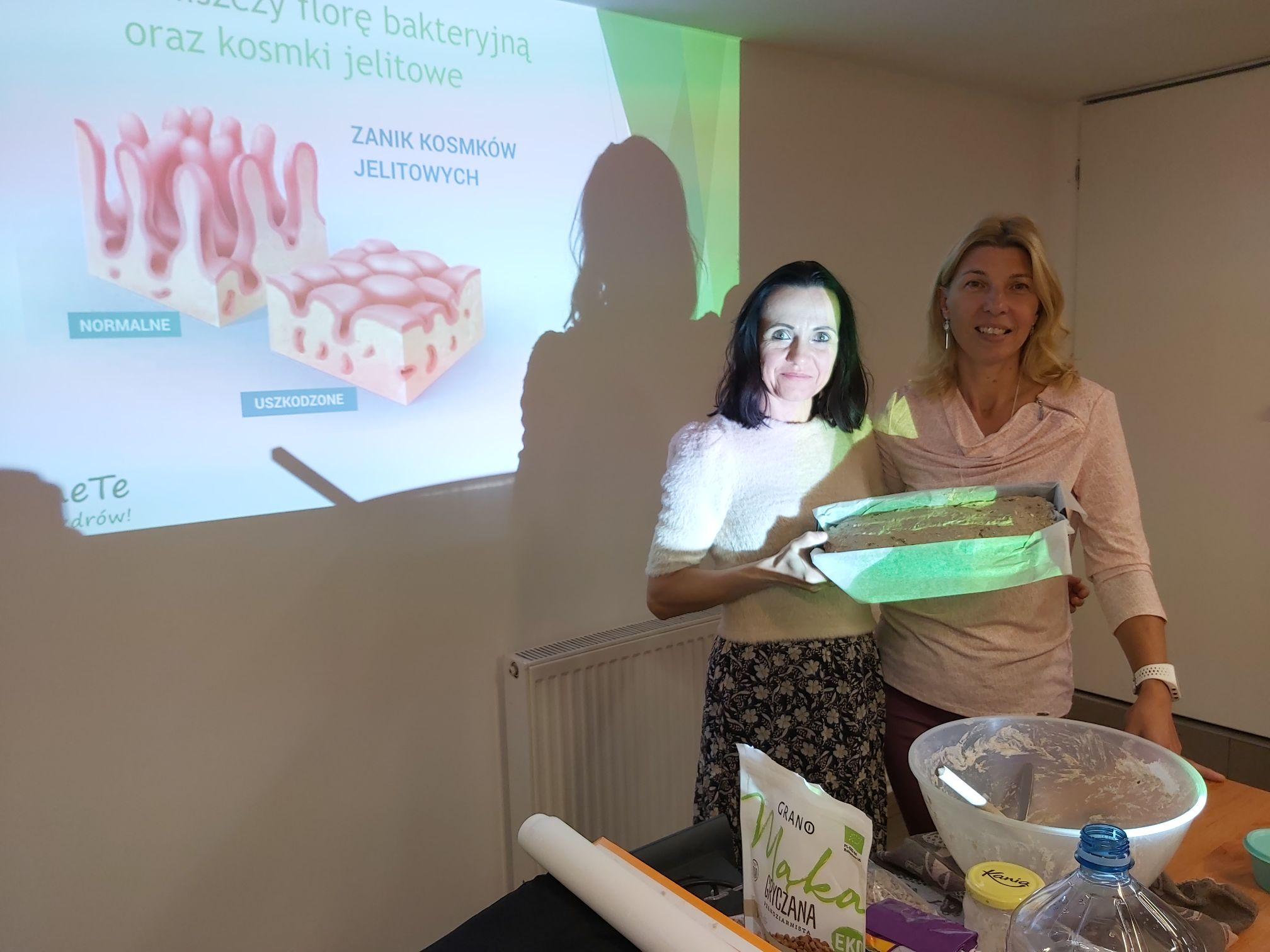 Dwie kobiety podczas prezentacji 